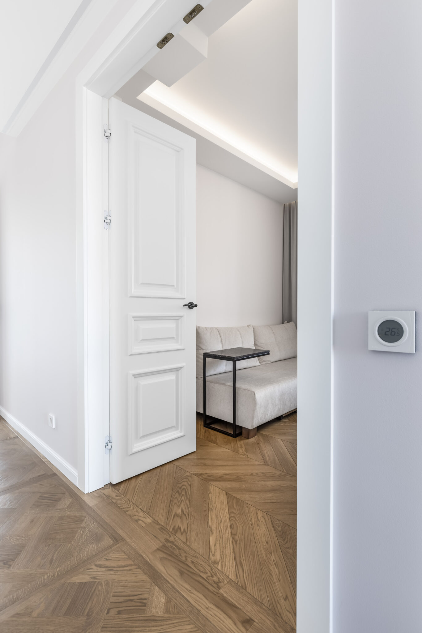 dvivėrės baltos klasikinės durys į darbo kambarį