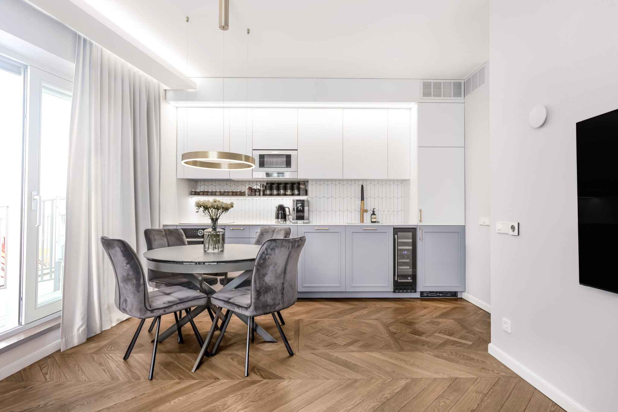 modernios klasikos virtuvė su ąžuoliniu Versalio parketu ir prancūziška eglute