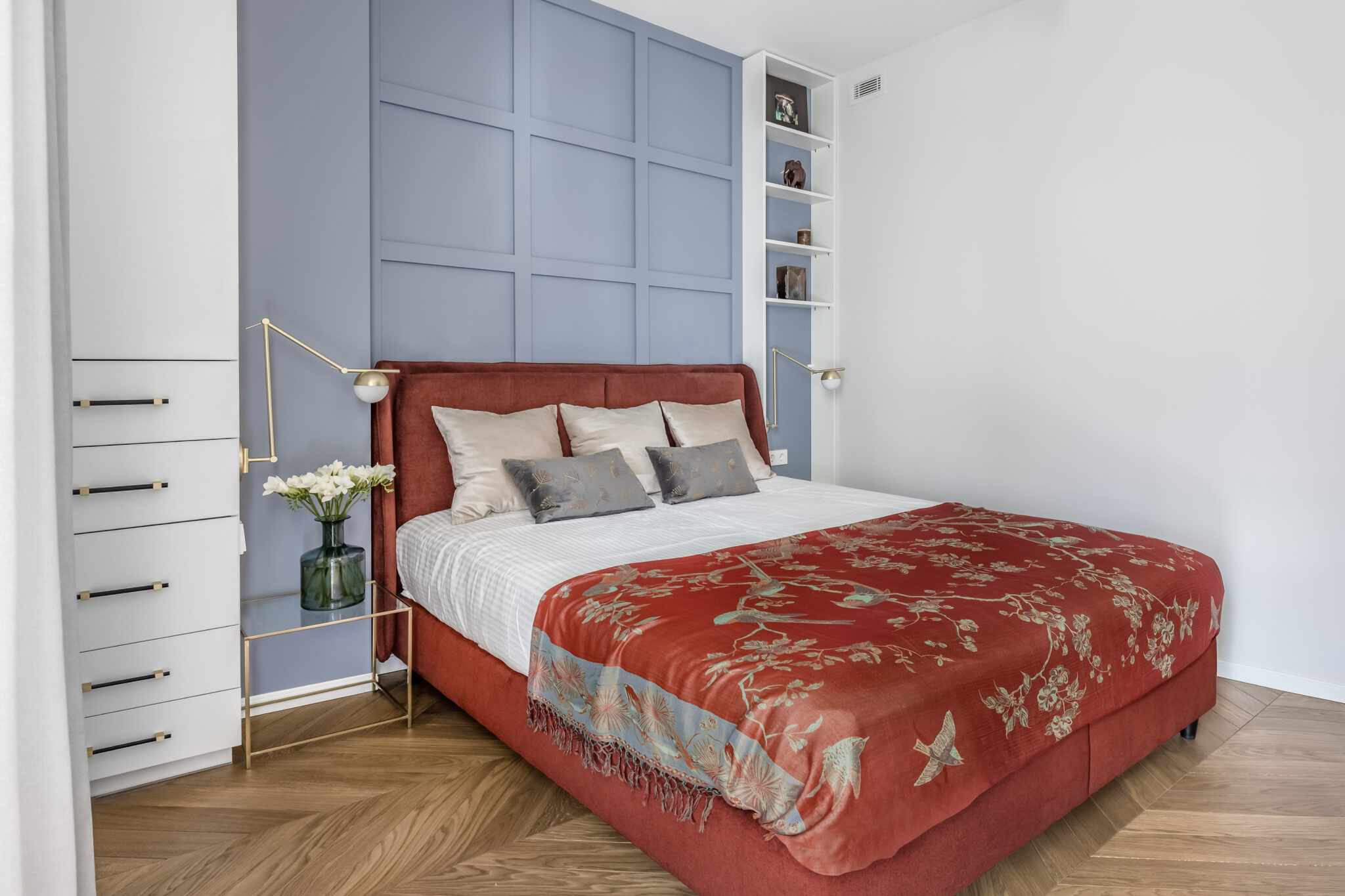 raudono aksomo Magrės lova klasikiniame miegamajame