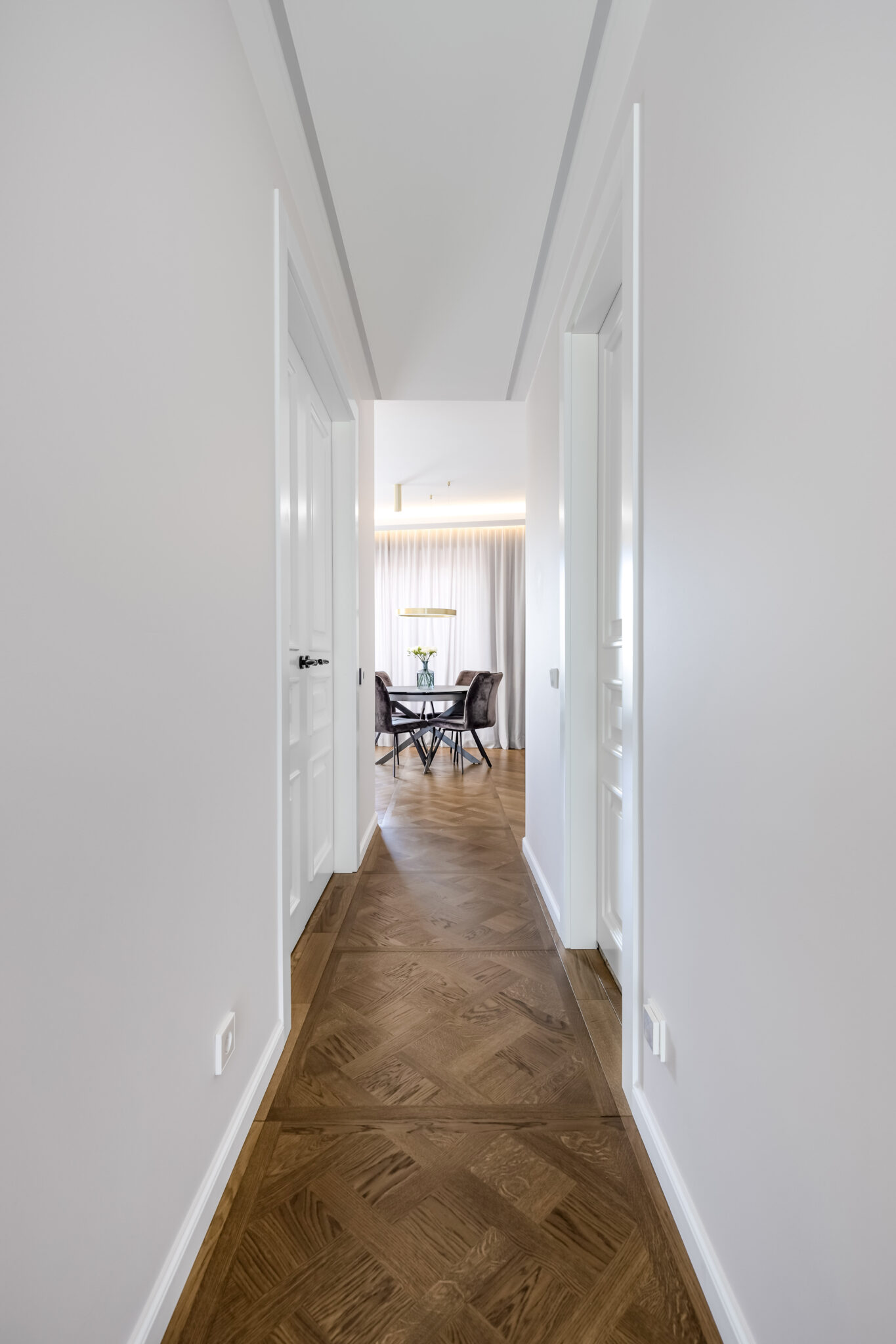 koridorius su Versalio skydų ąžuolinėmis grindimis