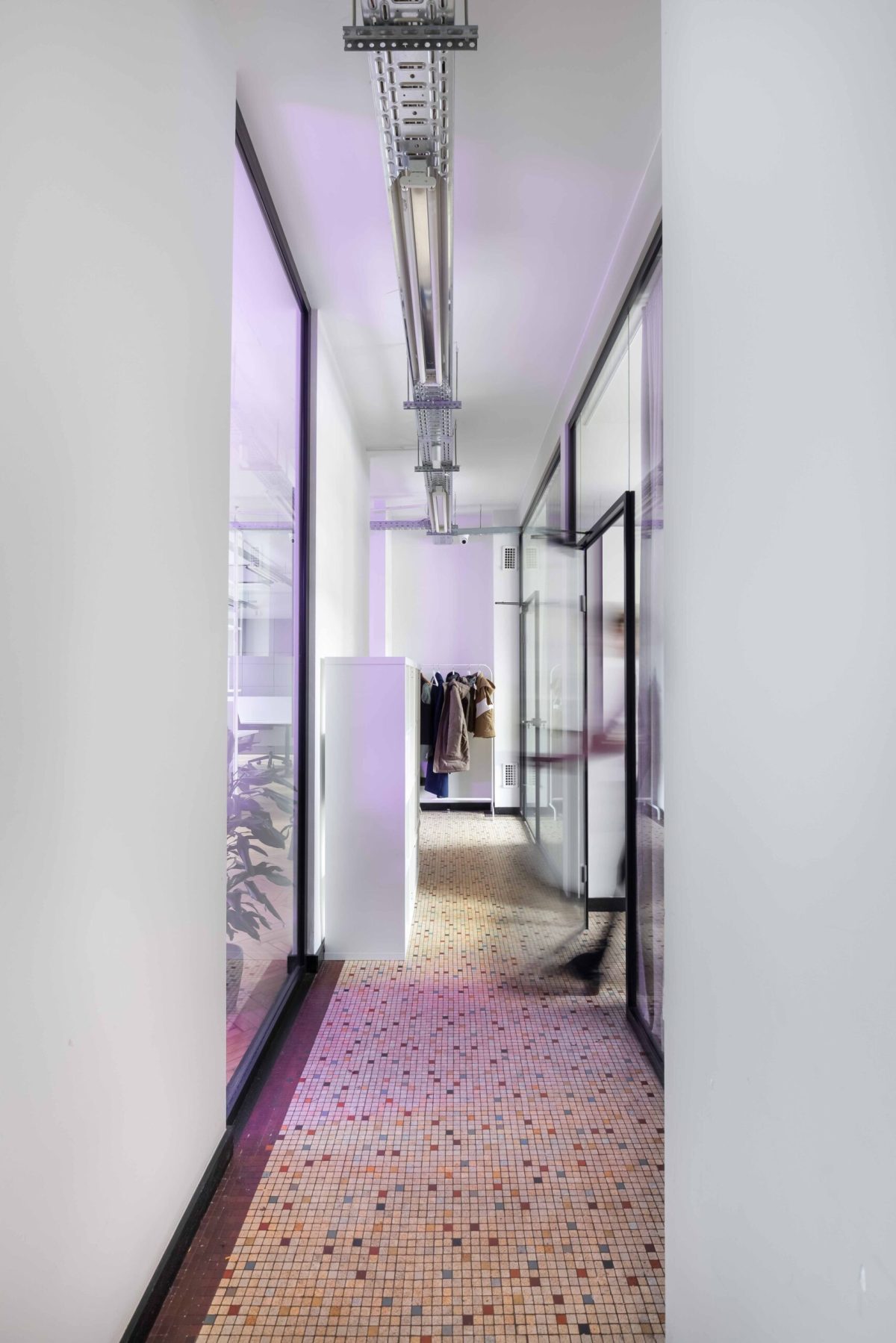 Aukštas koridorius biure