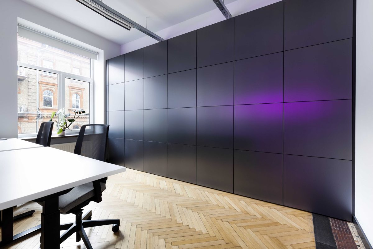 Tamsi metalinė spinta