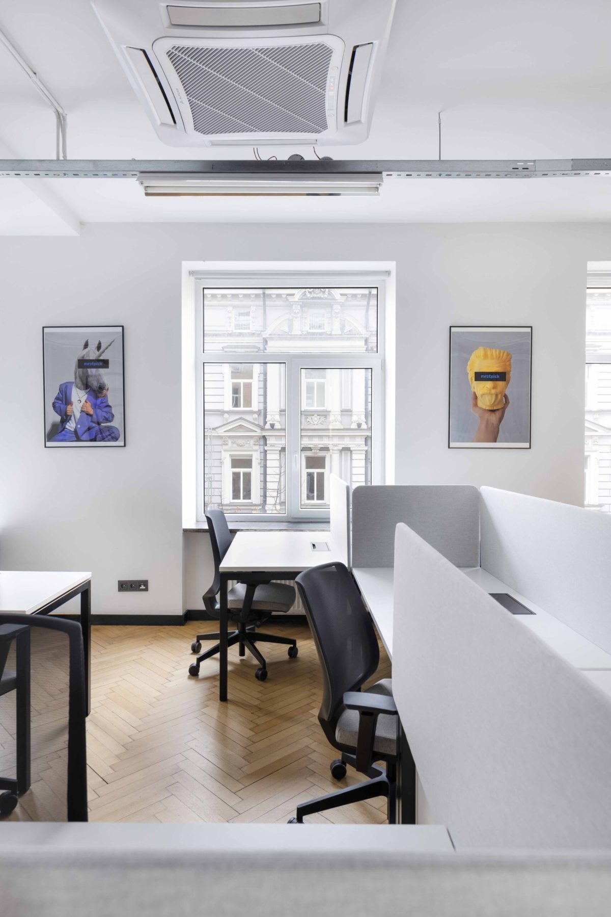 Biuras Gedimino prospekte su Narbuto baldai stalais