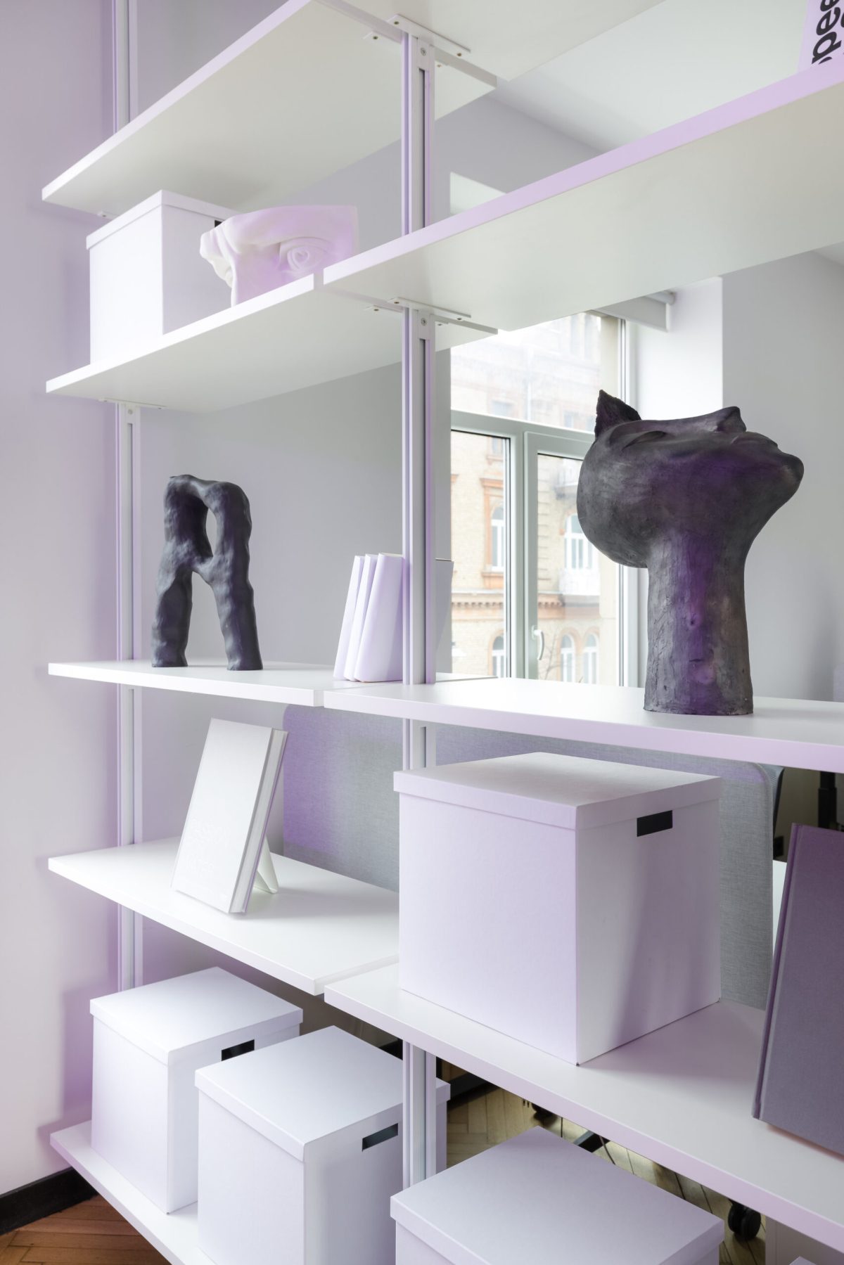 Atvira balta lentyna su skulptūra