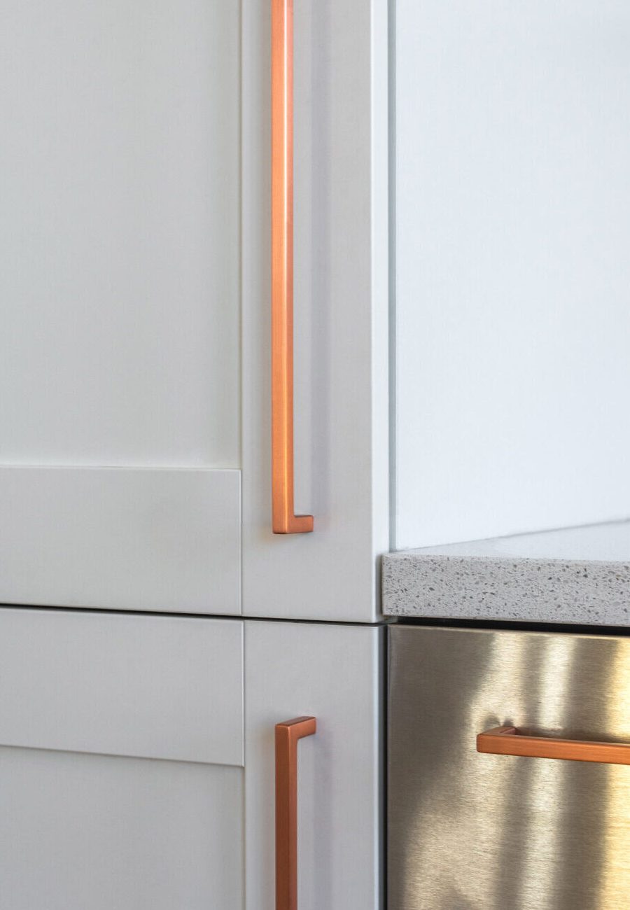 plieninė virtuvė su vario spalvos rankenomis